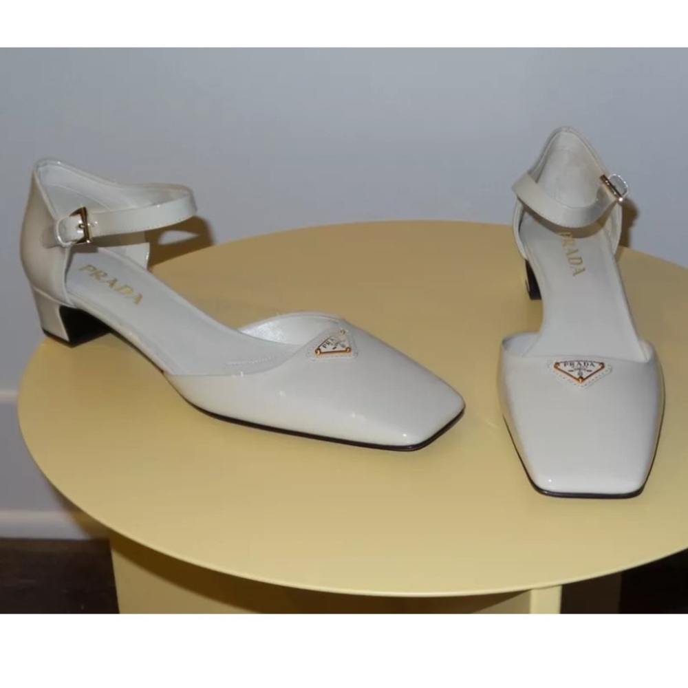 $1150 PRADA IVORY CREAM VERNICE NAPLAK LOGO PLAQUE PATENT LEATHER PUMPS